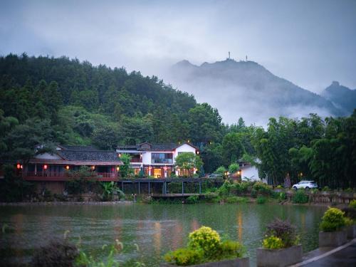 Wulingyuan Hotel | Zhangjiajie Ldyllic Pondside Timber Lodge