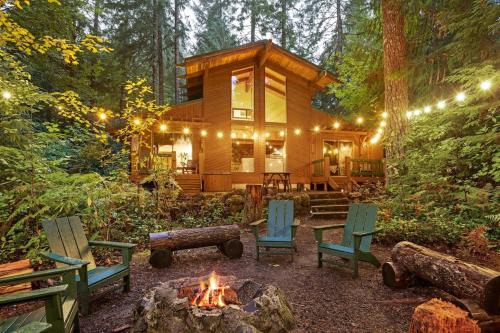 Rhododendron House | ZigZag Basecamp · Cozy Cabin Perfect for Nature Escapes w/Hot Tub