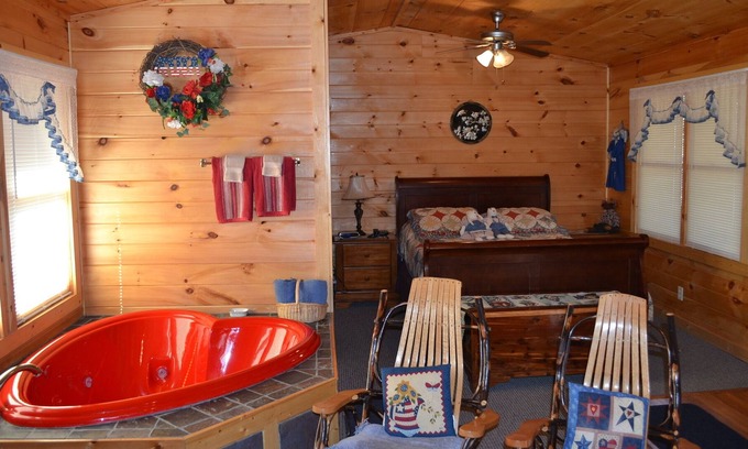 Sevierville Cabin | Zinnia, Near pigeon forge and Gatlinburg, cozy cabin for two