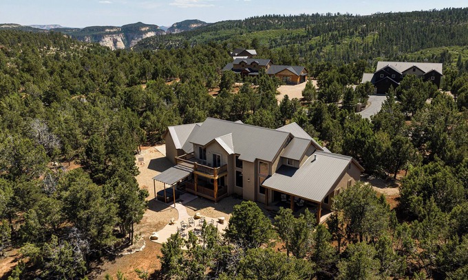 Zion National Park East Entrance House | Zion (East) Luxurious Home King Beds WiFi Privacy Hot Tub