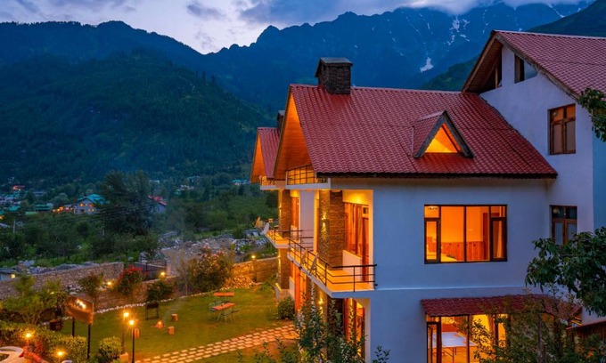 Manali Hostel | Zostel Manali, Burwa