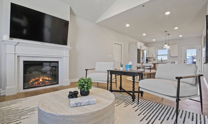 Columbia House | Zou Lodge - Stylish Stay 15 Minutes to Mizzou & Downtown