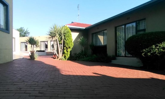 Greater Johannesburg Metropolitan Area House | Zwelibanzi Guesthouse