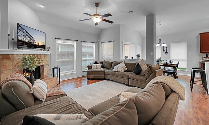 Waco House | Zyla's Place, Close to Airport