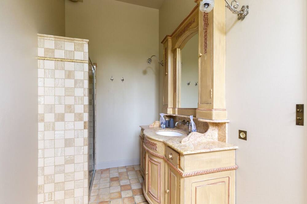 Photo of Bathroom in Saint-Loup-Geanges