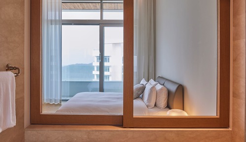 Suite (High floor, Pool access for 4, Cooking not permitted)