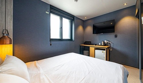 Room (606)