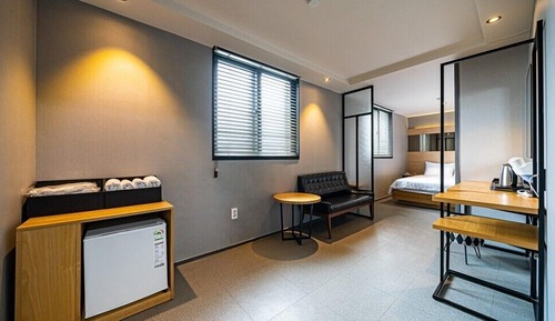 Room (508)