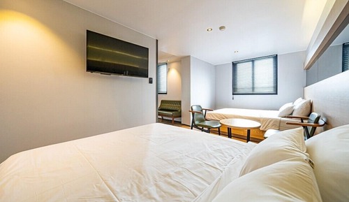 Room (609)