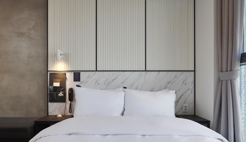 Room (Premium Dining (Dining Table Netflix/)