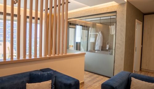 Deluxe Studio Suite, Partial Sea View