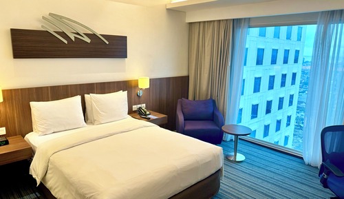 Standard Room, 1 Queen Bed (High Floor with Free Breakfast)