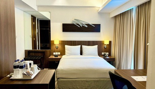 Standard Room, 1 Queen Bed, Corner (with Free Breakfast)