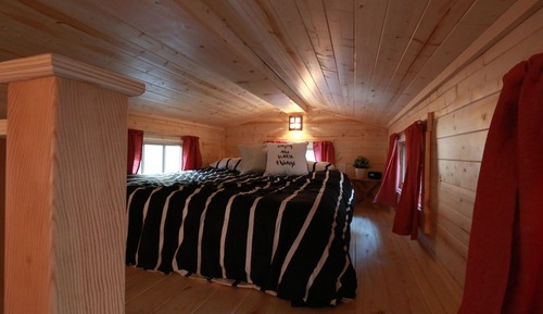 House (Rose Tiny House, No Pets)