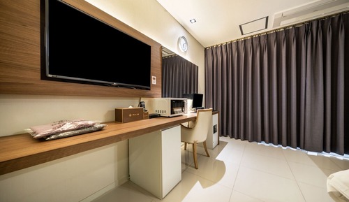 Room (Suite (terrace massage chair 75 TV Ne)
