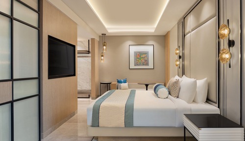 Executive Suite, 1 King Bed with Sofa bed, Courtyard View