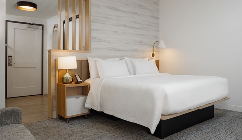 Studio, 1 King Bed with Sofa bed (Hearing Accessible)