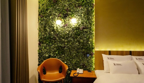 Room (VIP game room (2 PCs for couples head)
