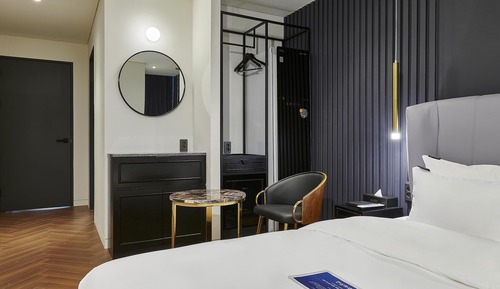 Room (Suite (simmons/65-inch TV/styler equi)