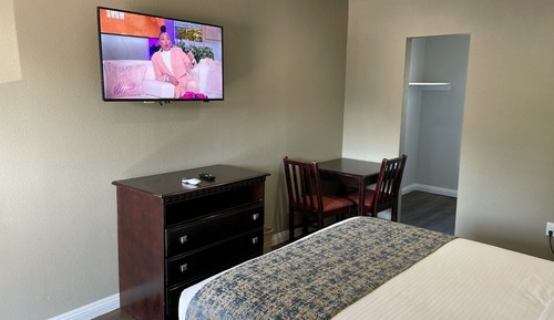 Standard Room, 1 Queen Bed, Non Smoking, Refrigerator & Microwave