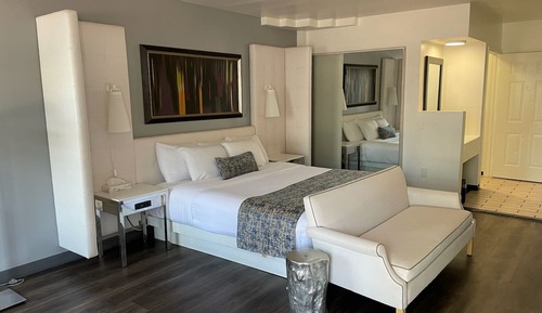 Deluxe Single Room, 1 King Bed, Non Smoking, Refrigerator & Microwave