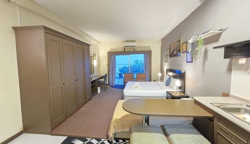 Senior Studio, 1 King Bed