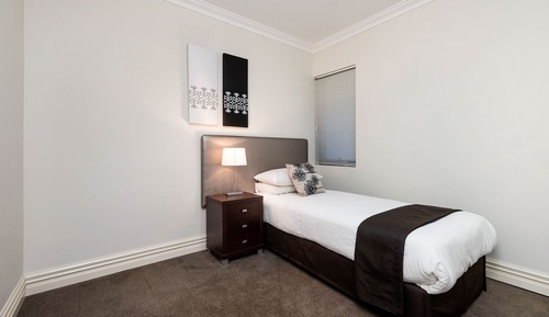 Quiet 2 Bed(QT) 1 Bath Courtyard Balcony 3rd Fl. No 5