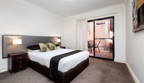 Spacious 1Bed(Q) 1 Bath Courtyard Balcony View Apart No 4