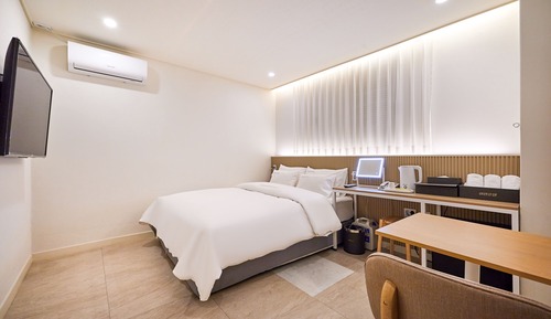 Deluxe Double Room - Laundry & Fridge foods & Netflix + You tube available / 95% down bedding