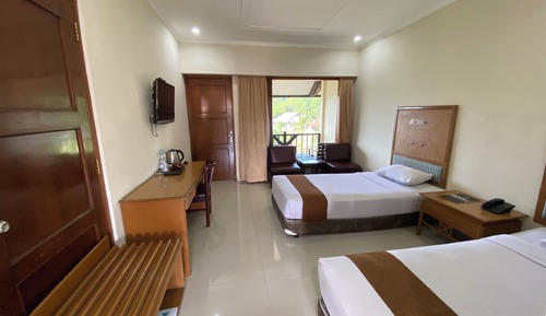 Superior Twin Room, 2 Twin Beds, Pool View