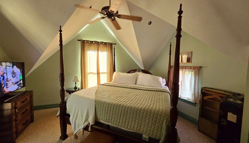 Superior Loft, 1 King Bed, Kitchen, Mountain View