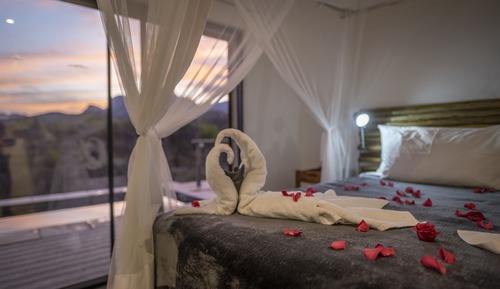 Deluxe Cottage Sunbird 1 king bed and 1 sofa bed, private pool, mountain view