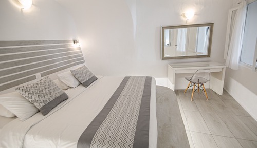 Honeymoon Suite with Hot Tub & Sea View
