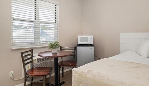 Deluxe Room, 2 Queen Beds, Non Smoking, Pool View
