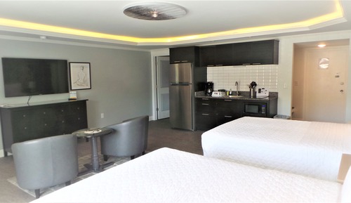 Deluxe Room, 2 Queen Beds, Kitchenette (with Balcony)