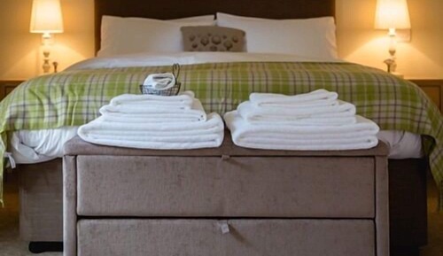 Superior Double Room, Ensuite (The Oak)