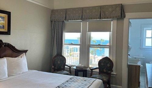 Premium Single Room, 1 Queen Bed, Bathtub, Partial Sea View (1 Queen (tub)- Ocean View)