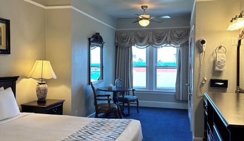 Premium Room, 1 King Bed, Partial Ocean View (1 King- Ocean View)