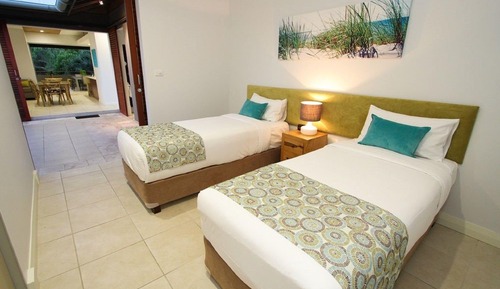  Three Bedroom Beach Home Apartment with Pool