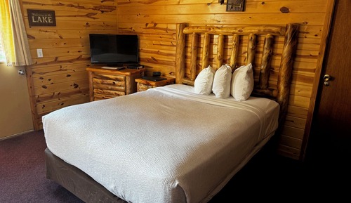 Comfort Chalet, 2 Queen Beds (Courtyard View)