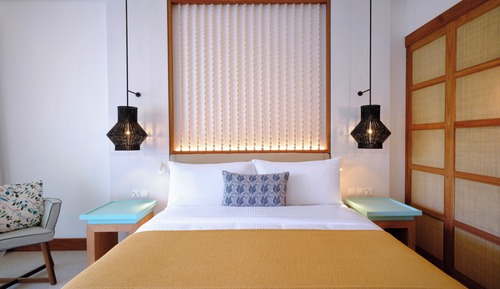 Deluxe Room, 1 King Bed, Non Smoking, Partial Sea View (Balcony)