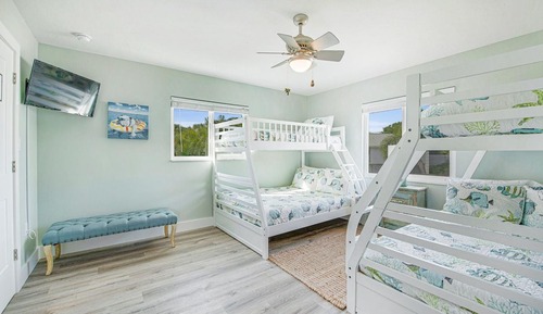 5224 Avenida Navarra, Siesta Key, FL W/Shared Pool