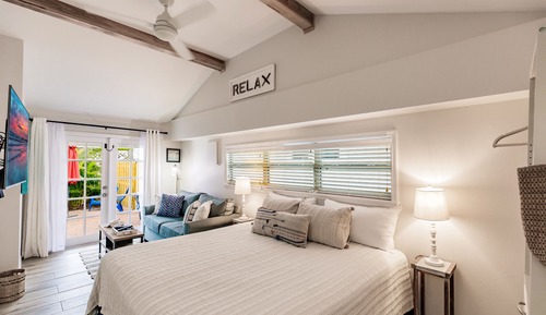 5405 Plaza De Las Palmas, Siesta Key, FL W/Pool