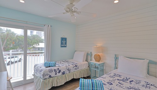 5240 Avenida Navarra, Siesta Key, FL W/Shared Pool