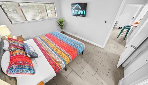 Deluxe 1-Bedroom King w/ Kitchen & Sofa Bed