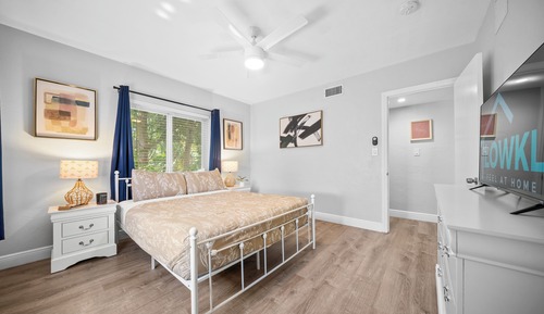 Deluxe 1-Bedroom Queen w/ Kitchen & Sofa Bed
