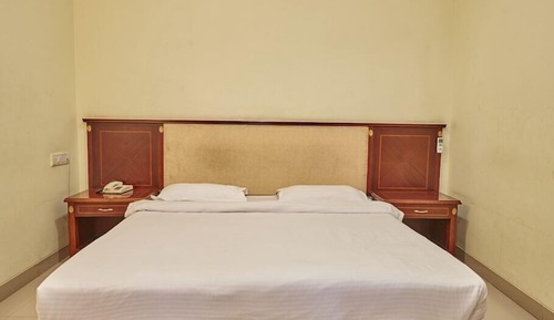 Business Room, 1 Queen Bed, Smoking, City View