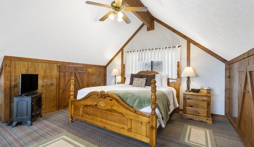 Cabin, Multiple Beds, Balcony, Mountain View (The Cottages on Lake Bluff)