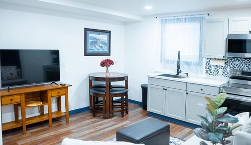 Executive Suite (Suite 103)