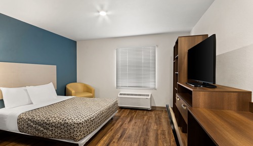 Suite, 1 Queen Bed, Accessible, Non Smoking (Roll-in Shower)